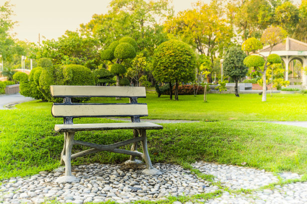 園林草坪應(yīng)該如何養(yǎng)護？